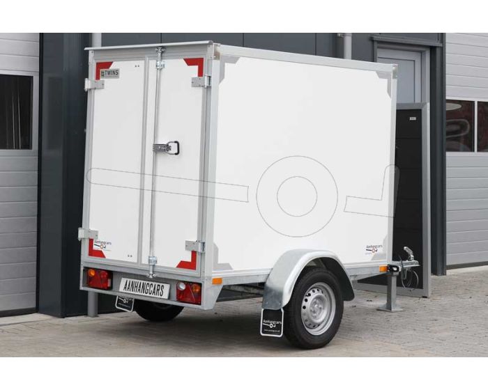 Twins Trailers gesloten aanhangwagen, afmeting 200x132x150 cm, met twee achterdeuren, ongeremde enkelasser, bruto laadvermogen 750kg.