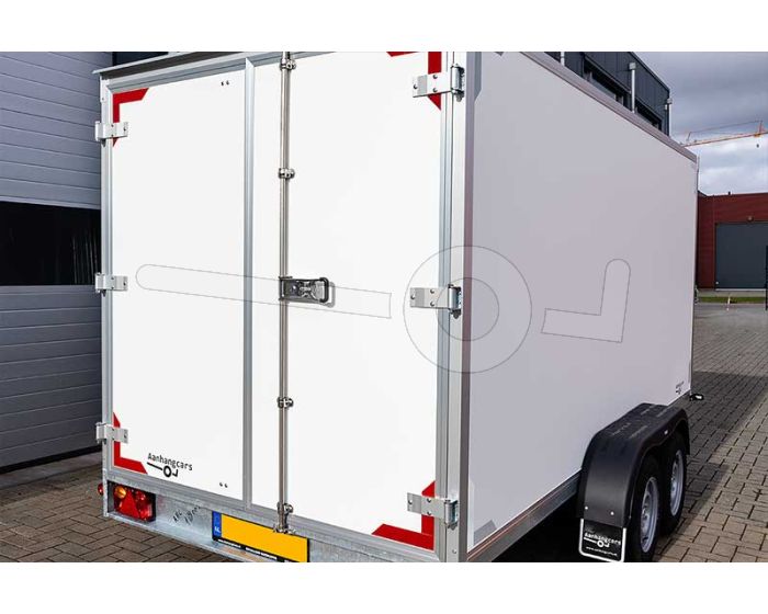 Twins Trailers gesloten aanhangwagen tandemas met twee achterdeuren, afmeting 407x187x210cm, bruto laadvermogen 2700kg.