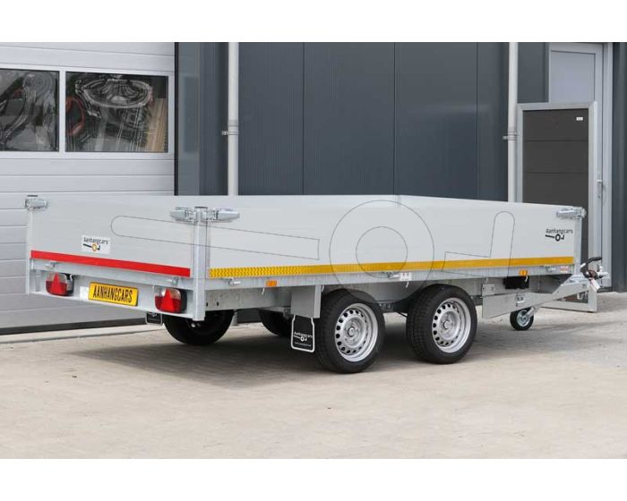Achteraanzicht van een Eduard plateauwagen 330x180cm met 40cm aluminium borden, laadvloerhoogte 63cm en bruto laadvermogen 2700kg.