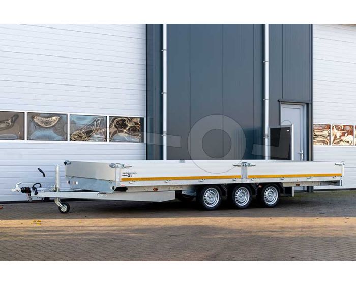 Eduard plateauwagen 556x200cm geremde tridem, 5520-5-PB30-350-56, 30cm aluminium borden, bruto laadvermogen 3500kg, laadvloerhoogte 56cm, bandenmaat 195/55R10
