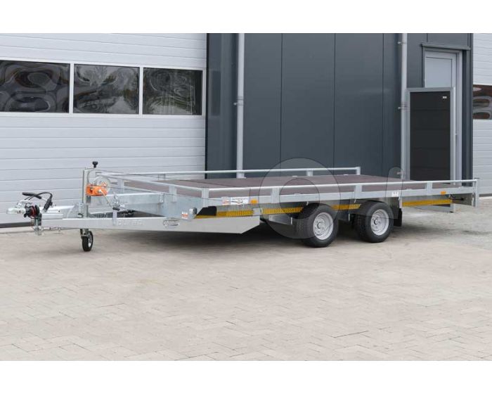 
Autoambulance Eduard 406x200cm met dichte laadvloer, 10cm hoge borden, kabellier op liersteun en geprofileerde oprijplaten in cassette onder de laadvloer, laadvloerhoogte 56cm, bruto laadvermogen 2700kg