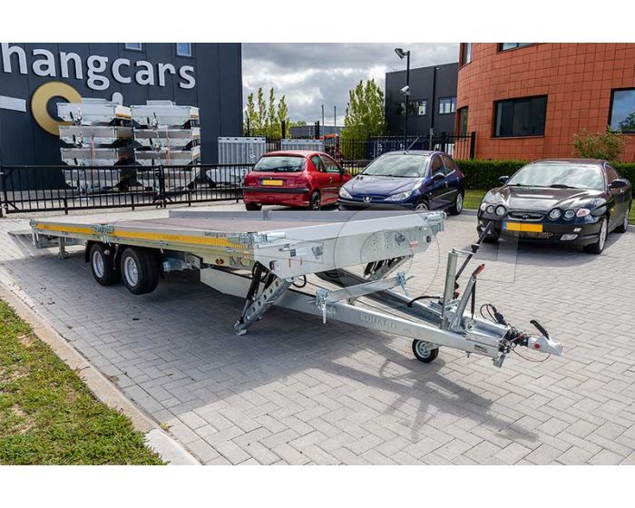 Vooraanzicht Eduard kantelbare autoambulance 506x220cm 3500kg 5022-4-AOB10-350-J-63 met 10 cm aluminium borden