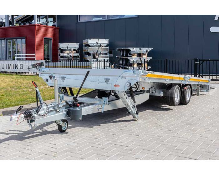 Vooraanzicht Eduard kantelbare autoambulance 606x220cm 3000kg met gekantelde laadbak