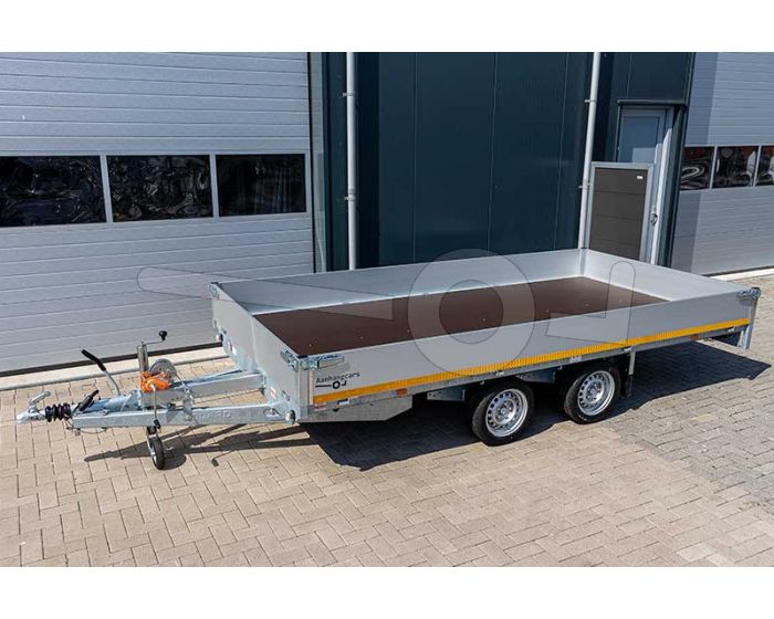 Eduard multitransporter met lier en oprijplaten 4018-4-PMB30-350-63, afmeting 406x180cm met 30cm borden, bruto laadvermogen 3500kg, laadvloerhoogte 63cm, geremde tandemasser met 195/50R13 banden.