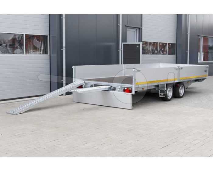 Eduard multitransporter met lier en oprijplaten in cassette onder de laadvloer. Afmeting 506x200cm met 40cm hoge borden. Laadvloerhoogte 63cm. Bruto laadvermogen 3000kg.