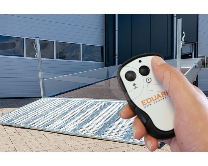 Kantelbare Eduard machinetransporter 506x220cm 3000kg laadvloerhoogte 63cm 5022-4-AKB30-300-R-63 met elektrisch draadloze bediening