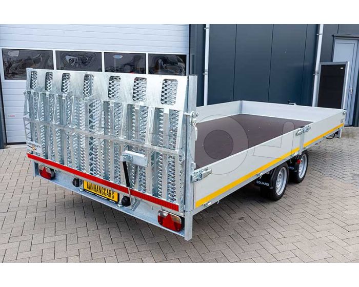 Kantelbare Eduard machinetransporter 606x220cm 3000kg laadvloerhoogte 63cm elektrische bediening 6022-4-AKB30-300-N-63 met 30cm borden en grote oprijklep aan de achterzijde