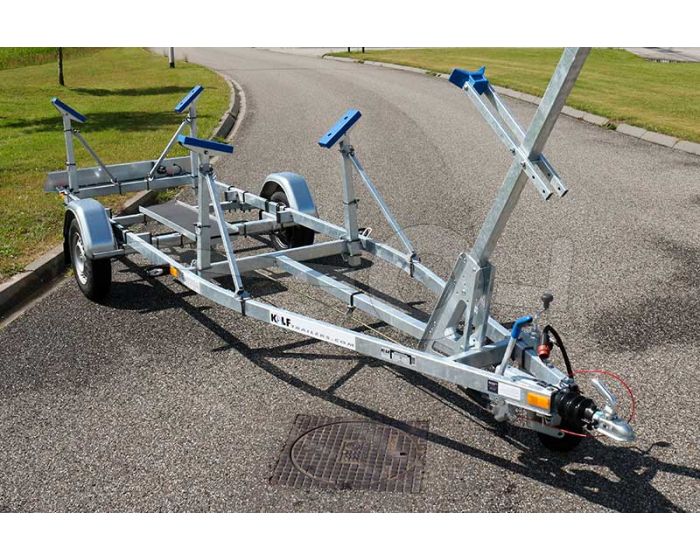 Enkelasser kielboottrailer Kalf Basic 1500-62 afmeting 620x210cm met een bruto laadvermogen van 1500kg (1130 netto)
