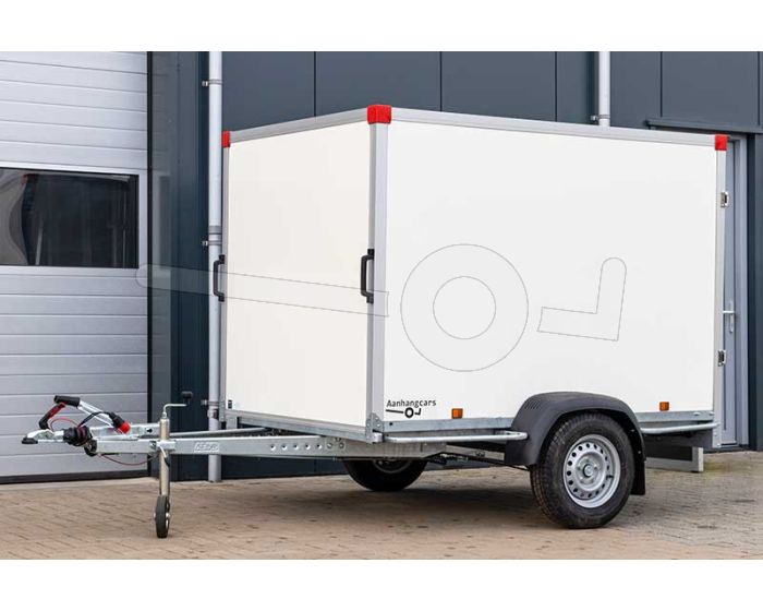 Aanzicht schuin van voren van de Power Trailer ongeremde enkelas gesloten aanhangwagen 257x132x150 cm met een bruto laadvermogen van 750 kg