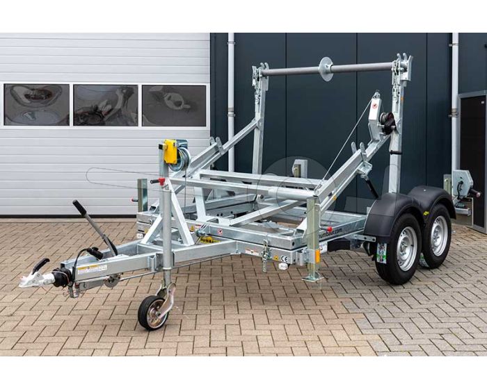 Vooraanzicht tandemasser Humbaur haspelwagen KTA 3500-145 met remarm en lier