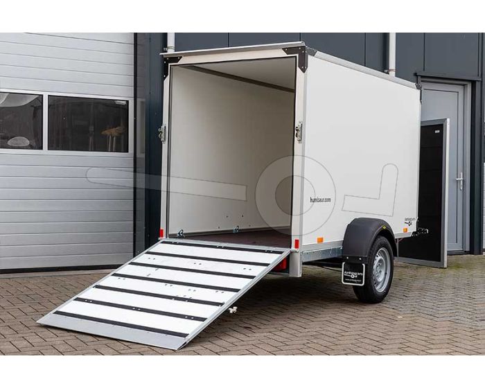 Enkelasser gesloten aahangwagen Humbaur HK 132513-15P ÜFW met oprijklep.