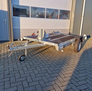 Martz transporter voor kleine voertuigen, 264 x 161cm, Bruto 750kg ( 506 kg netto ) , Handmatig hydraulisch zakbaar , Enkelas ongeremd , Banden 13 inch