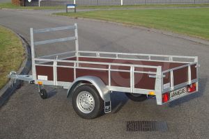 Aanhangwagen Twins Trailers, TA09H-E11, Lxb 307x157cm. Bruto 750kg bruto (520kg netto). Laadvloerhoogte circa 54cm. Bruin betonplex borden met railing en voorrek. Banden 13". Enkelas ongeremd
