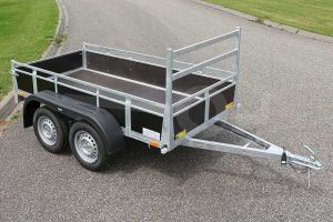 Twins Trailers aanhangwagen TA09H-D11 Lxb 307x157cm. Bruto 750kg bruto (474kg netto). Laadvloerhoogte circa 54cm. Bruin betonplex borden met railing en voorrek. Banden 13". Tandemas ongeremd