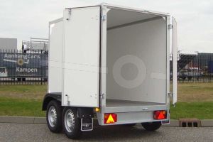 Twins Trailers tandemas gesloten aanhangwagen, afmeting 257x132x150 cm, met twee achterdeuren, bruto laadvermogen 2700kg.