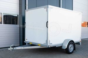 Gesloten aanhangwagen 257x132x150 cm, Twins Trailers, ongeremde enkelasser, bruto laadvermogen 750kg, witte plywood wanden met 2 achterdeuren.