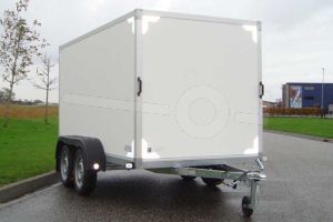 Twins Trailers ongeremde tandemas gesloten aanhangwagen met twee achterdeuren, merk Twins Trailers, afmeting 257x132x150 cm, bruto laadvermogen 750kg.