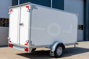 Enkelas gesloten aanhangwagen met twee achterdeuren, merk Twins Trailers, afmeting 307x157x150 cm, bruto laadvermogen 1500 kg.