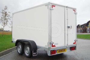 Tandemas gesloten aanhangwagen met twee achterdeuren, merk Twins Trailers, afmeting 307x157x180 cm, bruto laadvermogen 2000kg.