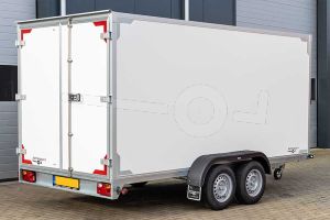 Gesloten aanhangwagen Twins Trailers tandemas met twee achterdeuren, afmeting 407x187x210cm, bruto laadvermogen 2000kg.