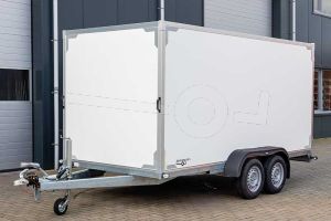 Gesloten aanhangwagen Twins Trailers tandemas met twee achterdeuren, afmeting 407x187x180cm, bruto laadvermogen 2700kg.