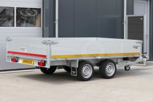 Achteraanzicht van een Eduard plateauwagen 330x180cm met 40cm aluminium borden, laadvloerhoogte 63cm en bruto laadvermogen 2700kg.
