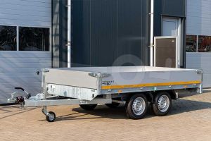 Eduard tandemas plateauwagen 330x180cm met 30cm borden, laadvloerhoogte 72cm en bruto laadvermogen 2700kg.
