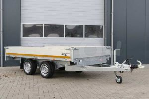 Eduard tandemas plateauwagen van 330x180cm met 30cm aluminium borden. Laadvloerhoogte 63cm en bruto laadvermogen 3000kg.