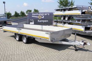 Eduard tandemas plateauwagen met 40 cm hoge aluminium laadborden. Afmeting 506x220cm. Laadvloerhoogte 63cm. Bruto laadvermogen 3000kg.
