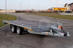 Autoambulance Eduard 406x200cm met dichte laadvloer, 10cm railing, kabellier en oprijplaten onder de laadvloer, oprijhoek circa 17 graden, laadvloerhoogte 72cm, bruto laadvermogen 2000kg
