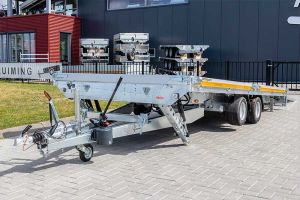 Vooraanzicht Eduard kantelbare autoambulance 606x220cm 3000kg met gekantelde laadbak