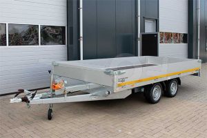 Voorkant met lier op liersteun op de Eduard multitransporter 4018-4-PMB30-270-63 406x180cm 2700kg laadvloerhoogte 63cm