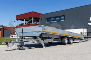 Zijaanzicht van de Eduard multitransporter 406x200cm 4020-4-AOB30-300-J-56 met gekantelde laadbak