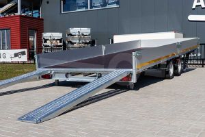 Achterzijde Eduard kantelbare multitransporter met oprijplaten 506x200cm bruto totaalgewicht 3000kg laadvloerhoogte 56cm 5020-4-AOB30-300-J-56
