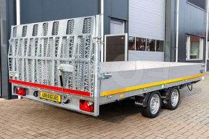 Achteraanzicht kantelbare Eduard machinetransporter met oprijklep 406x200cm bruto laadvermogen 3500kg laadvloerhoogte 63cm elektrische bediening 4020-4-AKB30-350-N-63