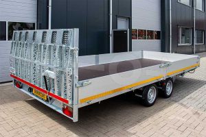 Achterkant kantelbare Eduard machinetransporter 506x220cm 3000kg laadvloerhoogte 56cm elektrische bediening 5022-4-AKB30-300-N-56 met oprijklep over de volle breedte