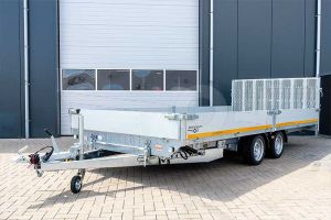 Eduard machinetransporter 606x200cm 6020-4-AKB30-300-N-63 met 30cm hoge aluminium borden en een grote oprijklep