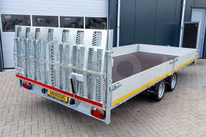 Kantelbare Eduard machinetransporter 606x220cm 3000kg laadvloerhoogte 63cm elektrische bediening 6022-4-AKB30-300-N-63 met 30cm borden en grote oprijklep aan de achterzijde