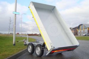 Eduard kipper, achterwaarts kippend, afmeting 310x160cm, 40cm aluminium borden, bruto laadvermogen 2000kg, laadvloerhoogte 72cm, handmatige bediening