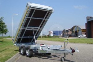 Elektrische 3 zijdige kipper Eduard, afmeting 330x180cm, bruto laadvermogen 2700kg, laadvloerhoogte 72cm