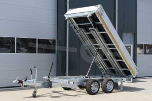 Voorzijde met achterwaarts gekipte laadbak van een Eduard 3-zijdige kipper met oprijplaten, afmeting 330x180cm, 30cm borden, bruto laadvermogen 3000kg, laadvloerhoogte 63cm, handmatige bediening