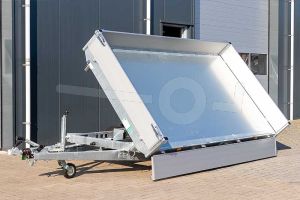 Zijaanzicht Eduard 3-zijdige kipper met oprijplaten 3318-4-3OB30-350-N-63 met zijwaarts gekiepte laadbak voorzien van stalen bodemplaat