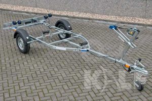 Sportboottrailer serie 650-40 400x160 (lxb), bruto 650kg (485kg netto), met glijplanken pakket (ook voor schroefas), banden 13", enkelas