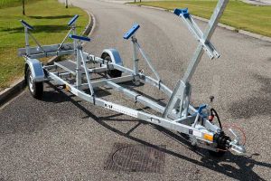 Enkelasser kielboottrailer Kalf Basic 1300-57 afmeting 570x190cm met een bruto laadvermogen van 1300kg (950 netto)