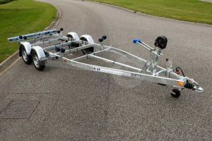 Tandemasser kielboottrailer Kalf Basic 2000-62 afmeting 620x210cm met een bruto laadvermogen van 2000kg (1510 netto)