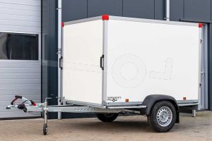Aanzicht schuin van voren van de Power Trailer ongeremde enkelas gesloten aanhangwagen 257x132x150 cm met een bruto laadvermogen van 750 kg