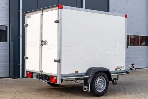 Achter zijaanzicht van de Power Trailer enkelas gesloten aanhangwagen 257x157x188 cm met een bruto laadvermogen van 750 kg ongeremd.