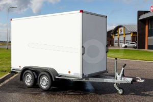 Gesloten Power Trailer tandemasser aanhangwagen met een bakafmeting van 257x157x188 cm en een bruto laadvermogen van 2000 kg.