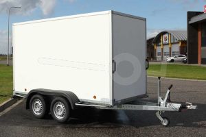 Power Trailer tandemas gesloten aanhangwagen, afmeting 307x125x150cm, bruto laadvermogen 750kg.
