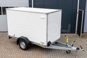 Blyss gesloten aanhangwagen F1326/150HD, afmeting 262x130x150cm, bruto laadvermogen 1300kg, opbouw uit witte plywood panelen, laadvloerhoogte 50cm, geremde enkelasser met 165R13 banden